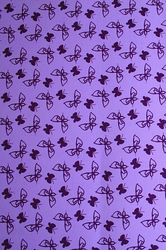 бабочки на фиолетовом фоне