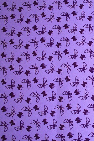 бабочки на фиолетовом фоне